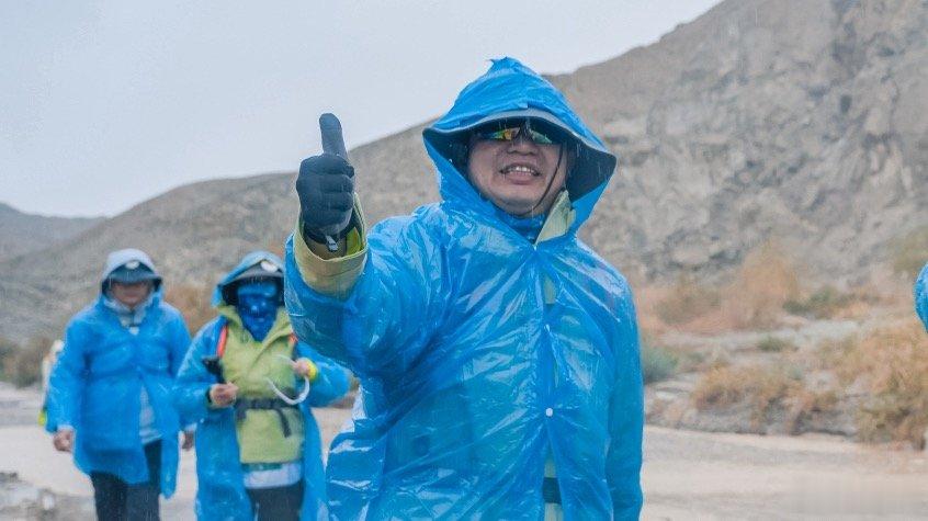 真正的强大不是从不跌倒，而是每次跌倒后都能拍拍灰尘继续走。允许自己脆弱，允许自己