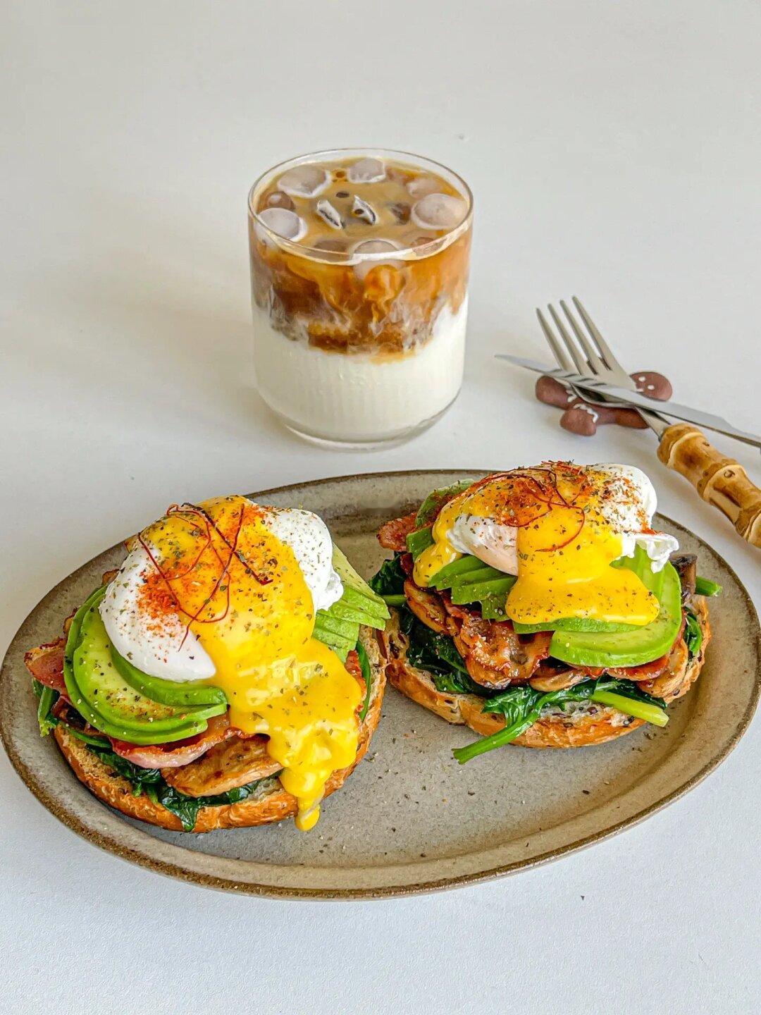 高人气brunch🍽贝果版班尼迪克蛋🥚冰拿铁🥛