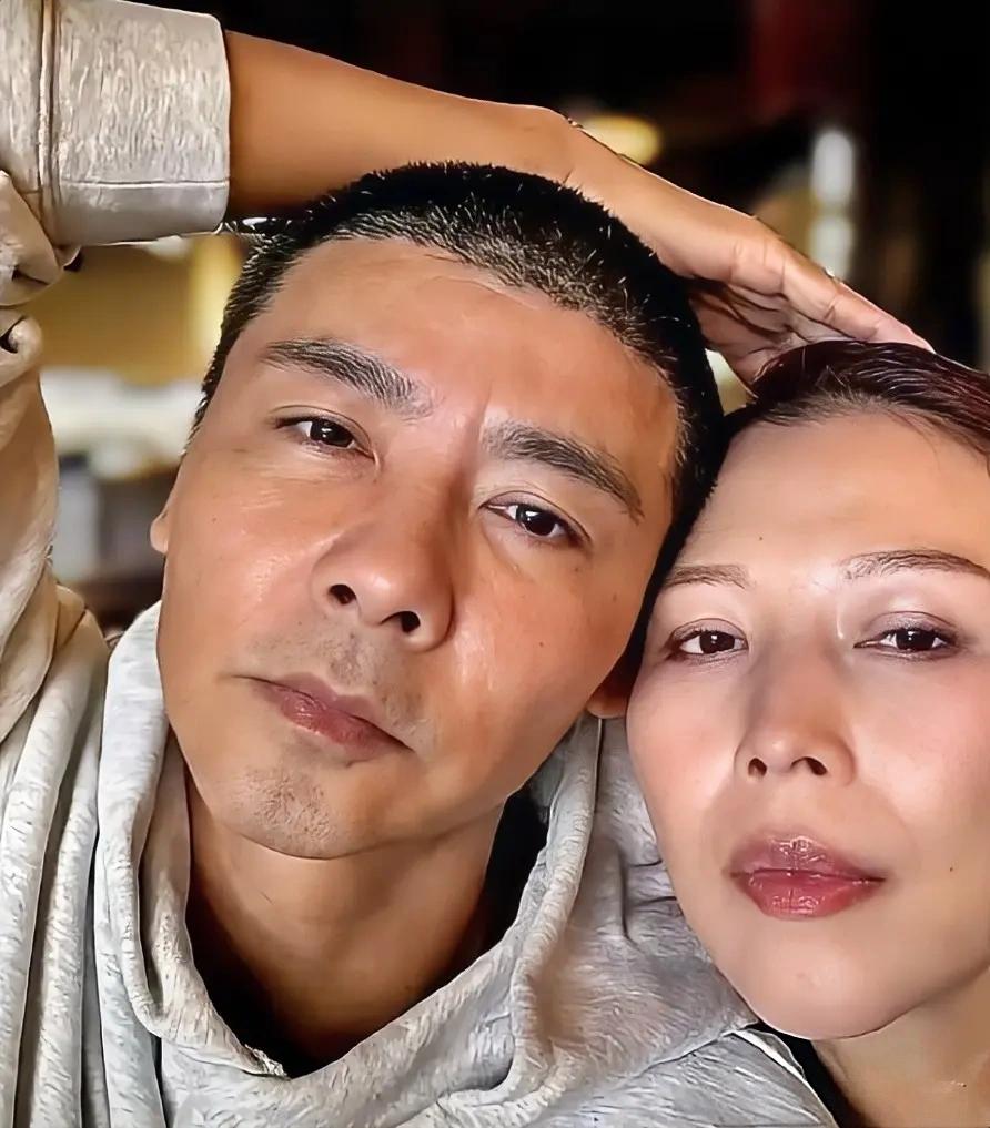 这两口子经历了什么？感觉都断崖式衰老呢。猛一看，真的没认出来。