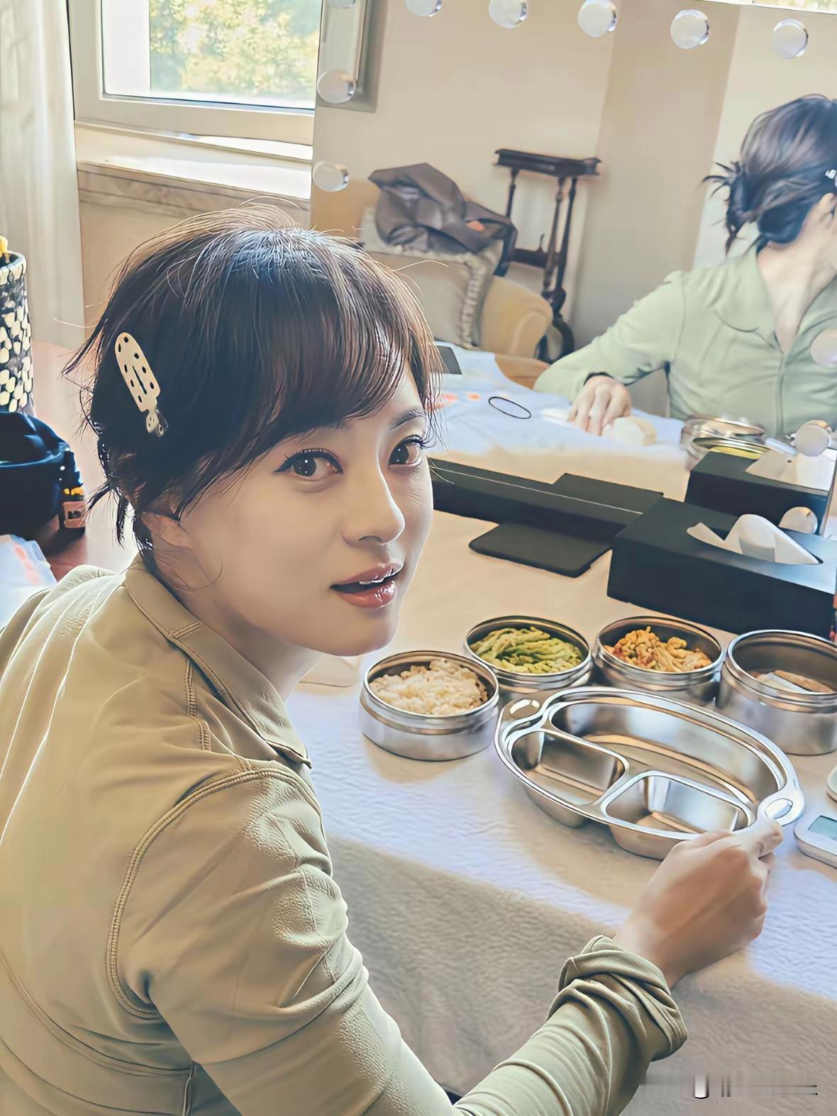 娘娘这是颜值彻底回春了？
发腮突眼都不见了，浓眉大眼的精致妆容再现熹妃回宫既视感