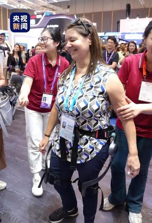 分享我这周有趣的事：
上一次看到瘫痪病人从轮椅上站起来，已经是四十年前的事，那时