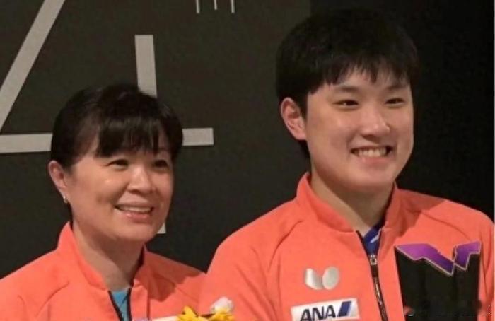 张本智和妈妈：王楚钦才是真正世界第1，我儿子和人家差得远呢！
横滨冠军赛上，张本
