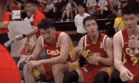 王俊杰的球商肉眼可见，却始终得不到郭士强的合理使用。亚洲杯他空位三分、主动补防的
