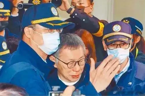 柯文哲关押一年泣诉