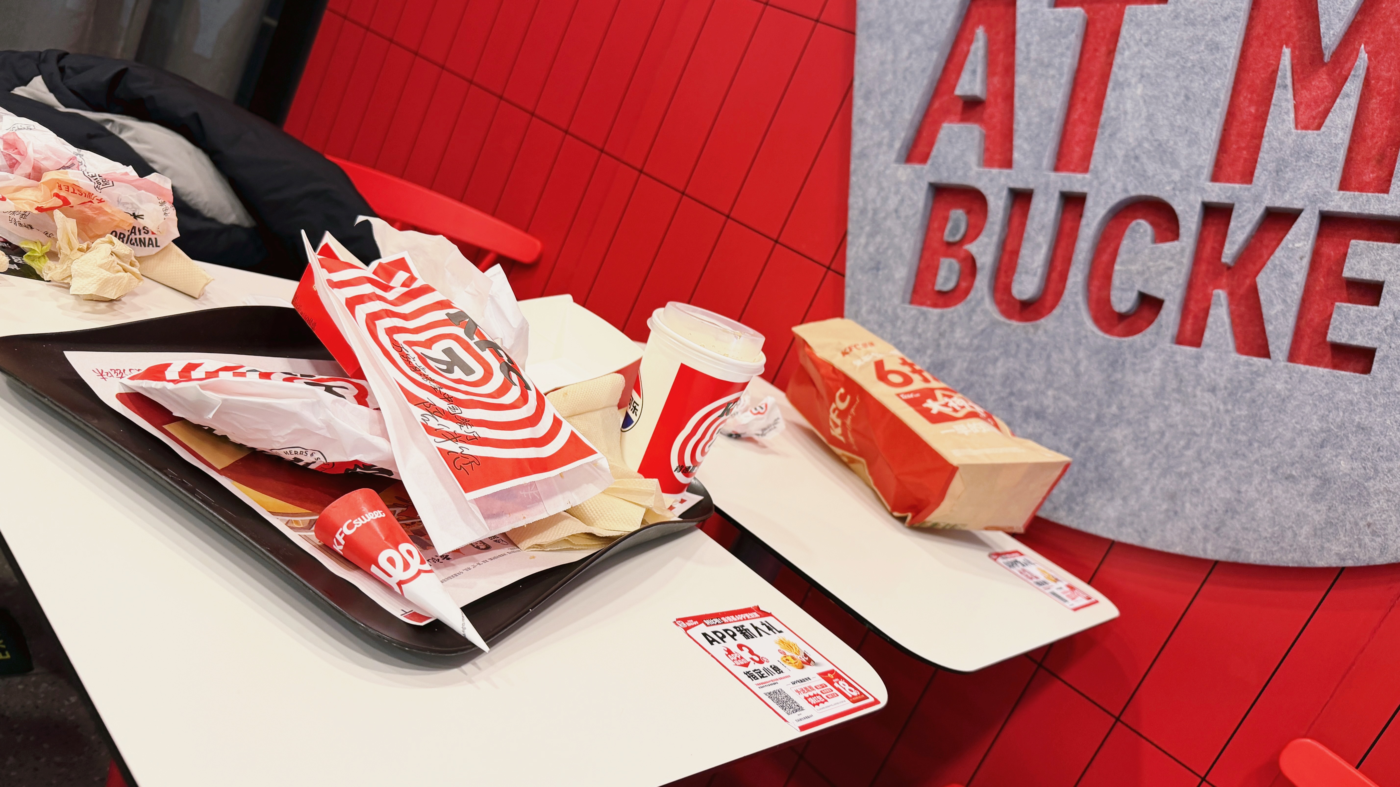 现在吃肯德基、麦当劳，你们会自己收拾盘子吗？ 