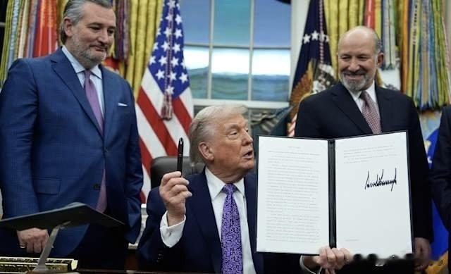 当地时间12月11日，特朗普签署的一项行政命令，试图阻止各州监管人工智能行业的法