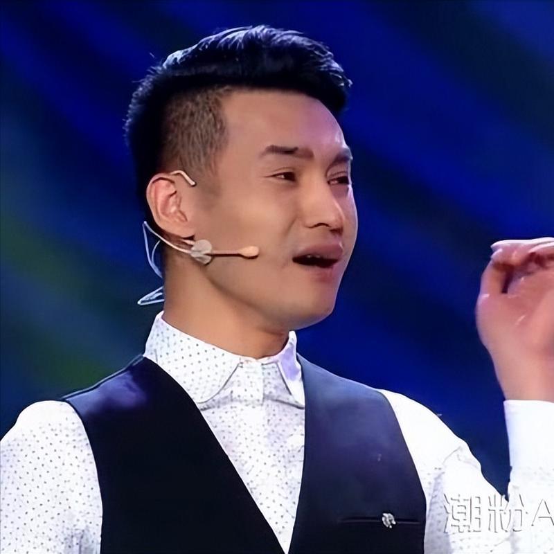 二人转演员，文松说，我的人生，太顺利了，父母娇惯，我说不上学，父母就让我退学了，
