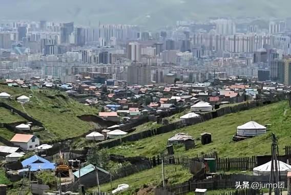 现在看台湾那帮人的嘴脸，跟乌兰巴托街头那帮小年轻一个德性。

乌兰巴托墙上被人喷