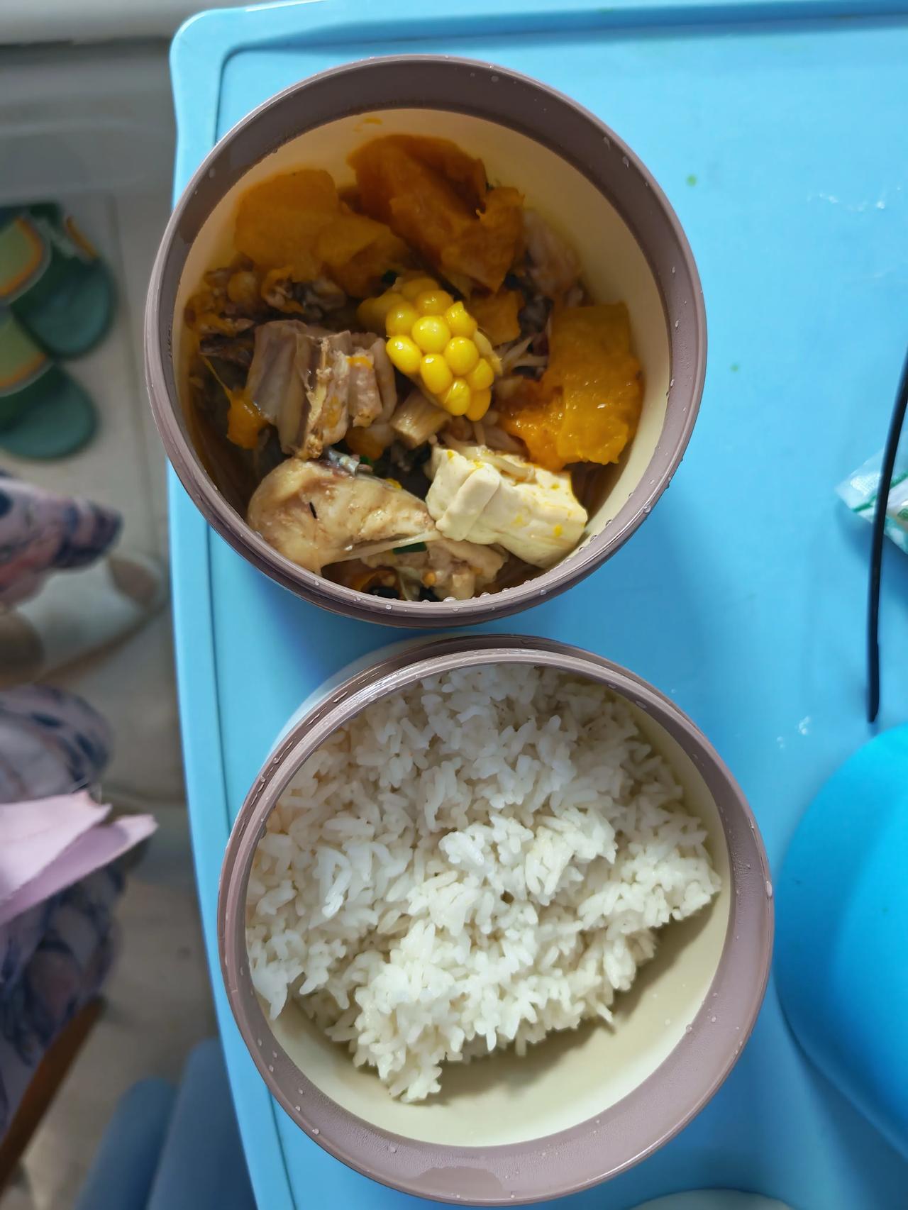 分享今日简单午餐，一碗粒粒分明的白米饭，搭配一锅鲜美的杂炖菜。炖得软烂入味的排骨