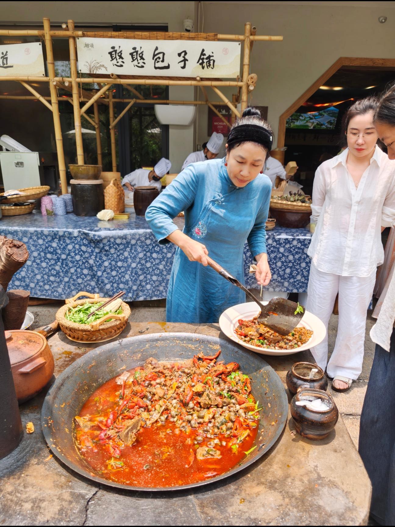 在广州，躲进院子里享受一顿湘味🌿 今天正好赶上湘颂的「湖鲜节」🎋 ...