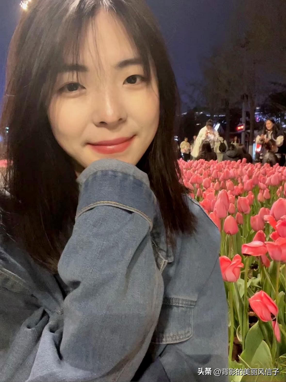 夜晚的粉色花海，少女甜美微笑