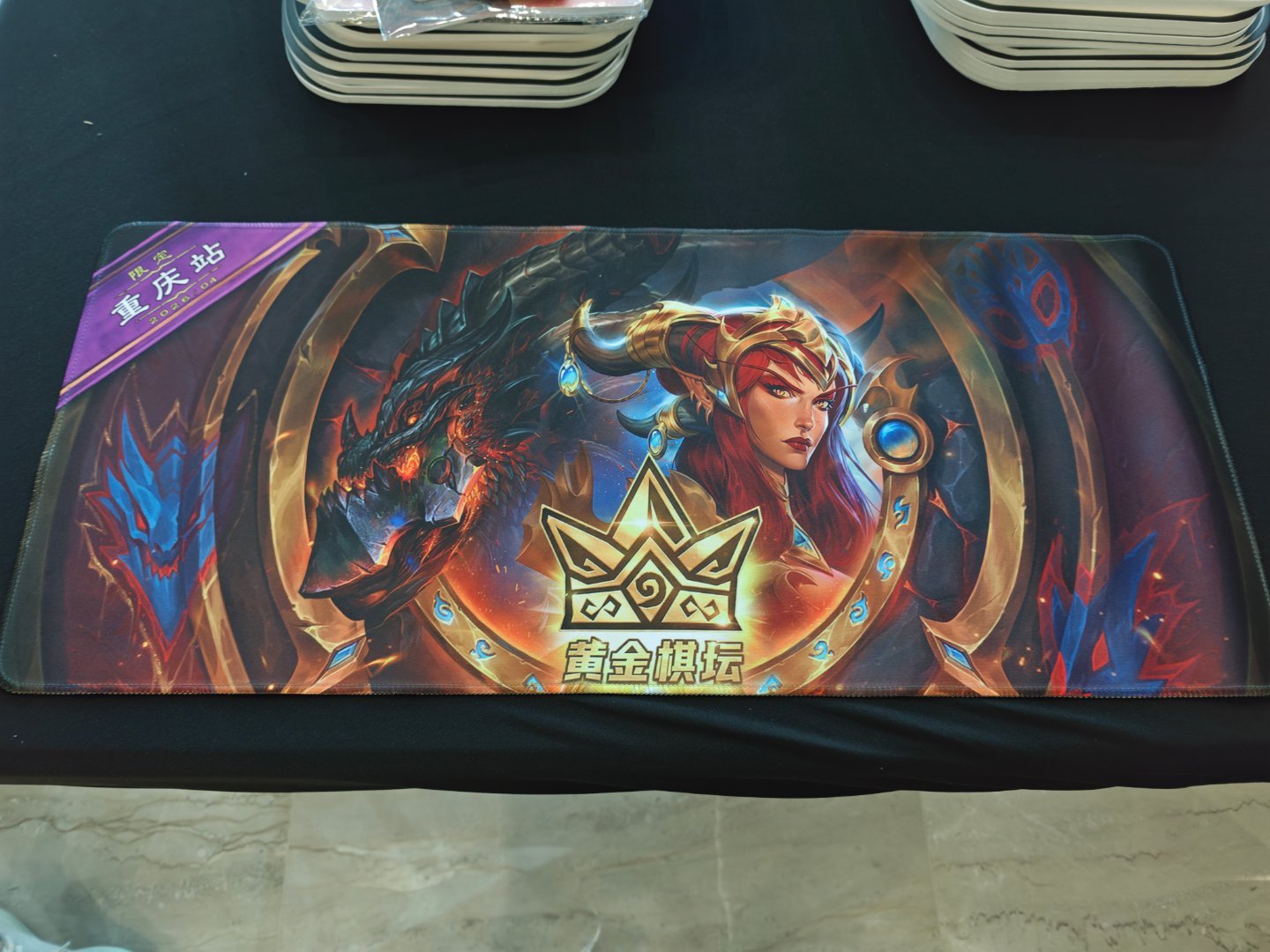 炉石传说 送福利啦！此次重庆黄金棋坛的伴手礼很丰富的，鼠标垫和笔记本都很实用，关