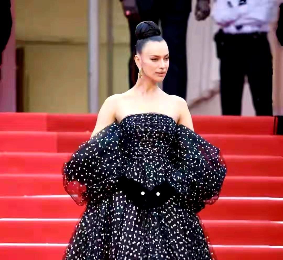 真不是尬黑，最新这几张生图，伊莲娜老得也太快了吧？
眼窝深陷，法令纹藏都藏不住，