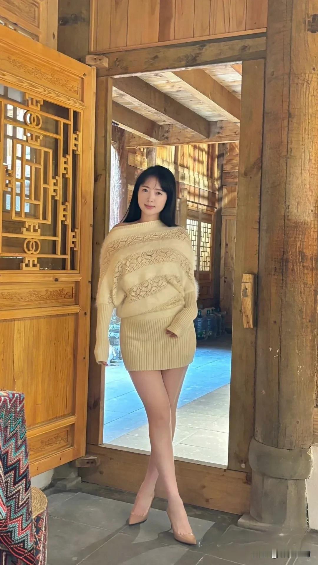 花木深深处，美人倚门立。