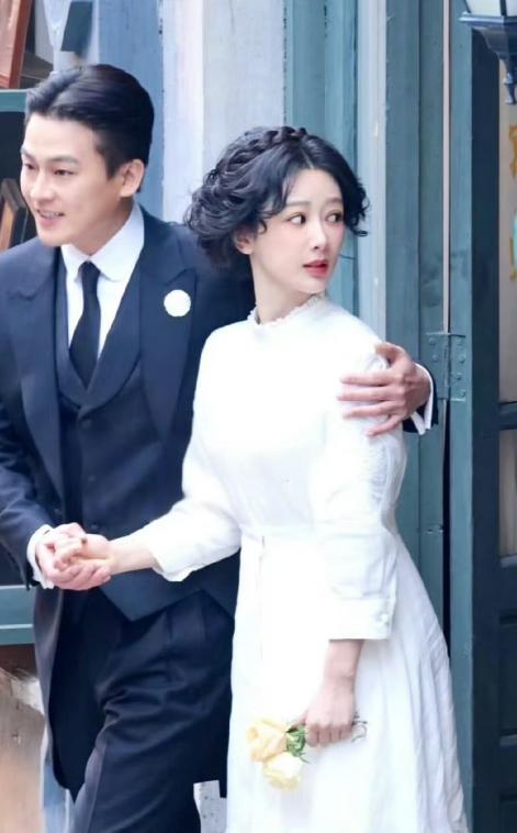 34岁的杨紫饰演14岁的董竹君
看到杨紫和欧豪的新剧路透，对她们奇特的着装打扮起