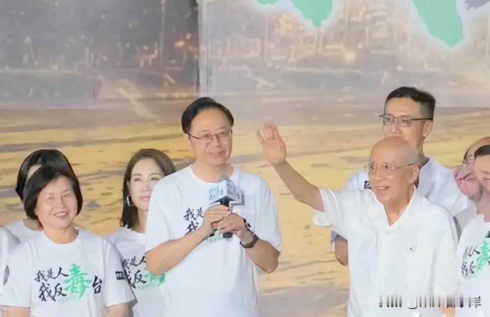 87岁抱病接连站台，吴伯雄早已转变成为蓝营团结的象征

行动不便的吴伯雄上周参加