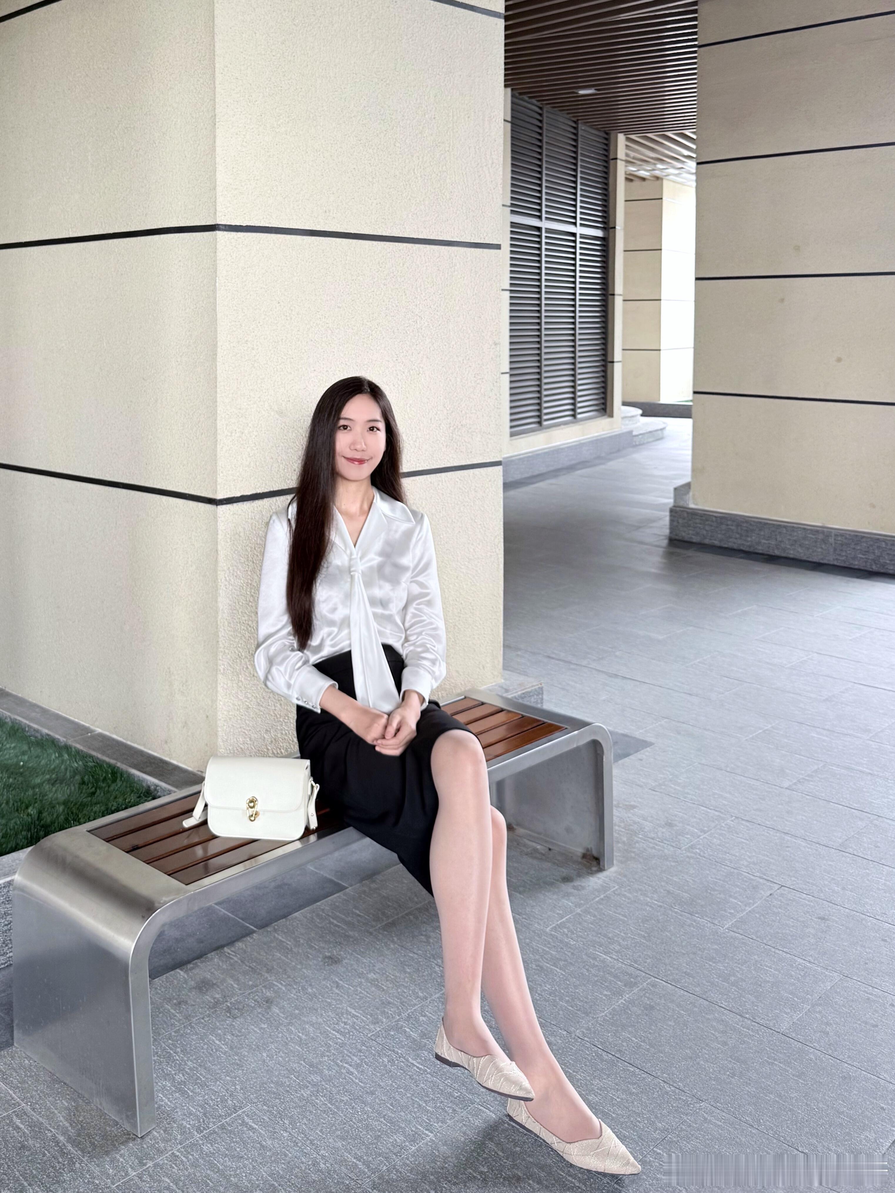 这个颜色的丝袜，看起来很温文尔雅～ ​​​