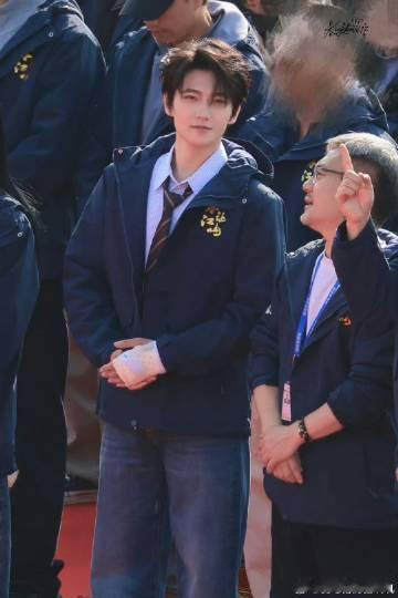 杨洋手部骨折 开机现场才知道杨哥手部骨折，带伤出席还不忘叮嘱粉丝注意身体，真的被