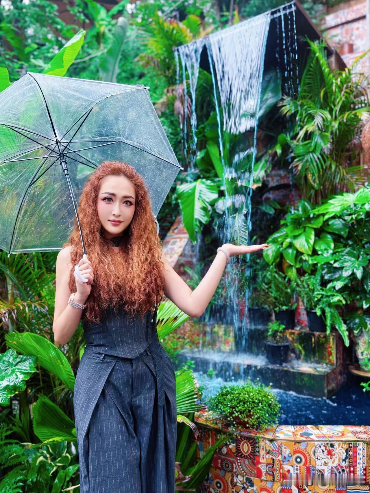 雨中漫步，伞下红发少女与热带绿植的浪漫邂逅东方气质能有多迷人 共话夏至 紫色花海