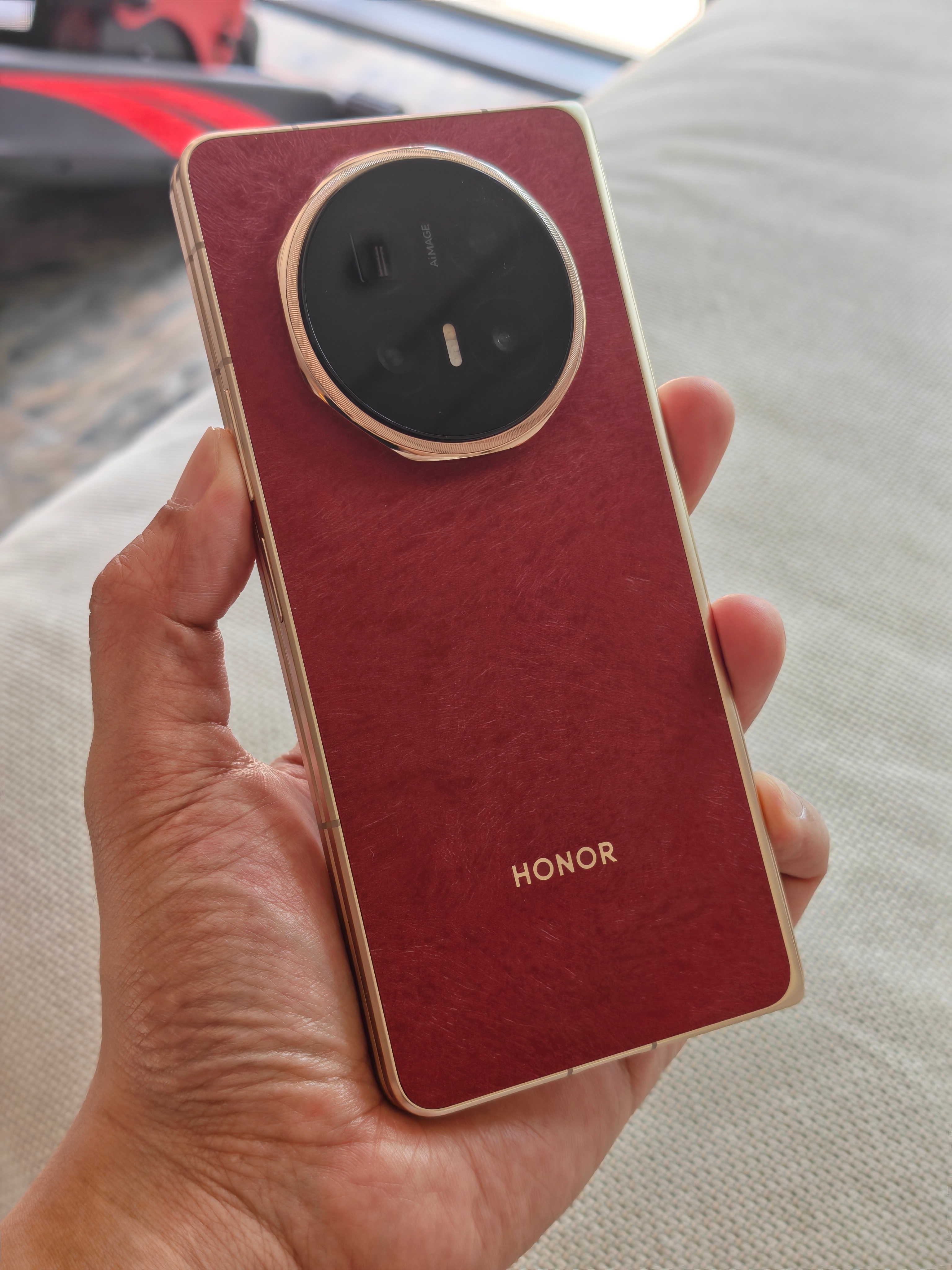 从白色512的Magic V6，换到红色1T的。今年V6体验非常好，比较满意