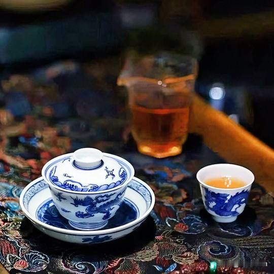 《茶道如歌·朝天子体》
炭火红，水波涌，新芽旋舞翠痕浓。世人唯爱色鲜妍，不识真如