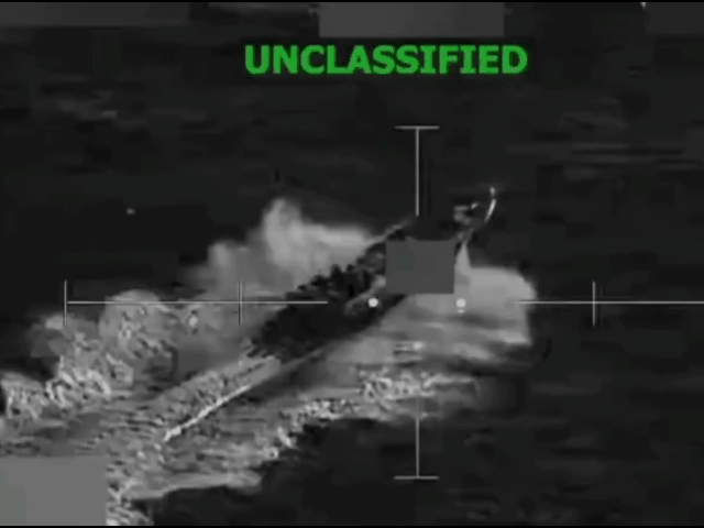 美国南方司令部公布新视频，声称美军对一艘贩毒船只进行了“致命的动能打击”，该船只