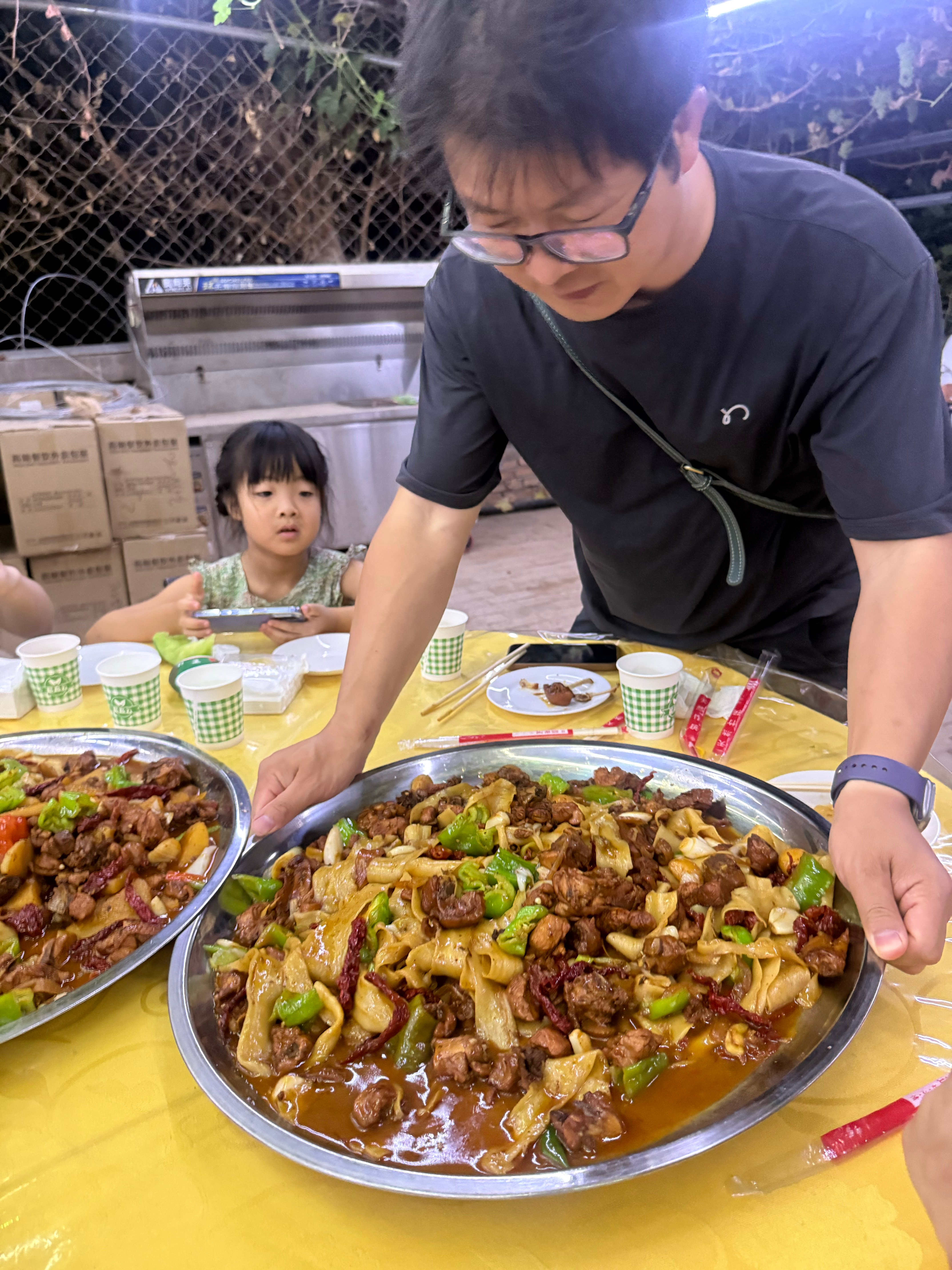 原来新疆的大盘鸡是这么一大盘看来以前我们吃的都是大盘鸡的鸡宝宝…热带一家人去新疆