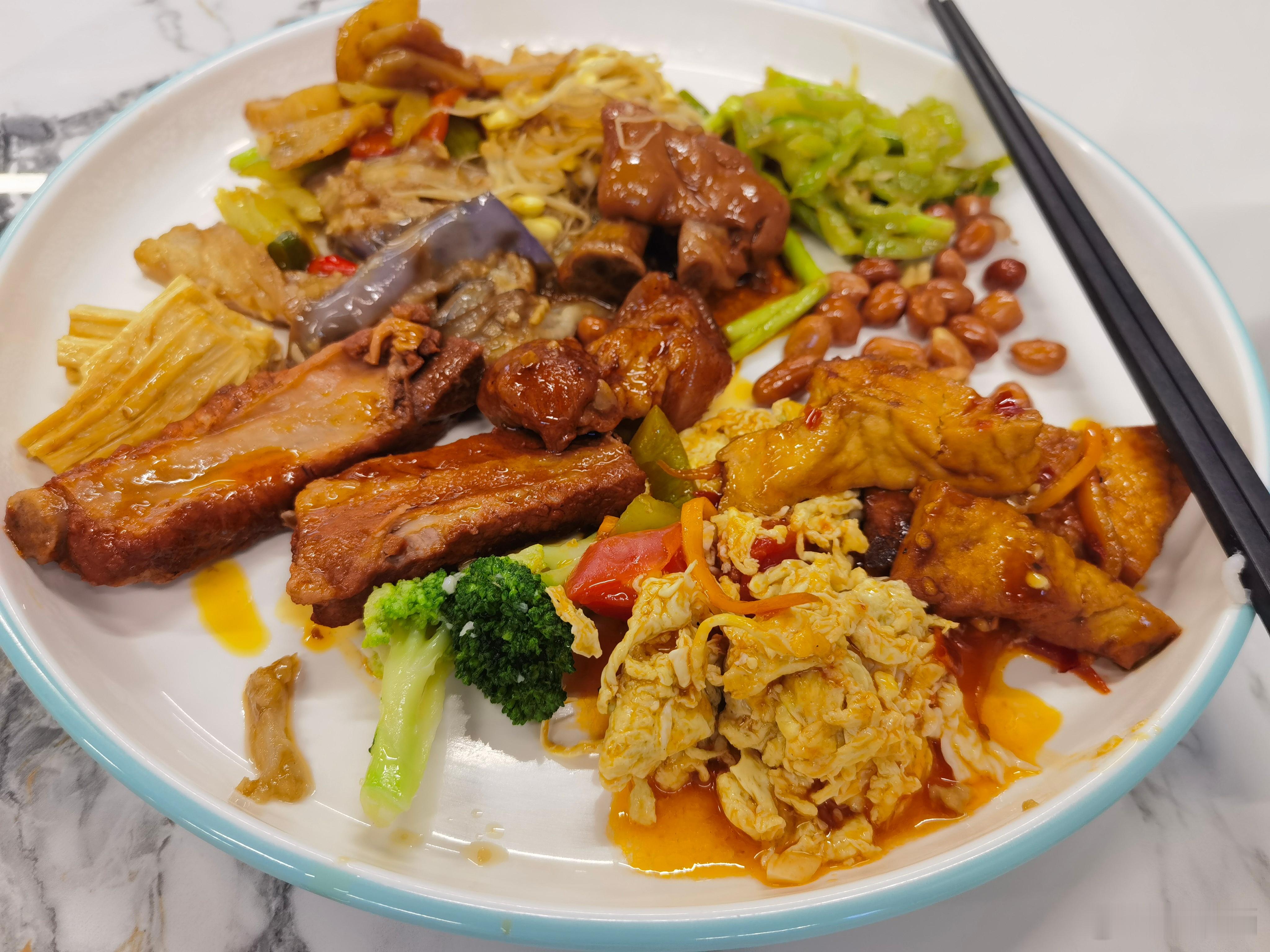 好几天没吃米饭了，今天想着吃个快餐吧，一个人点菜不合适，结果花了41元[允悲]快