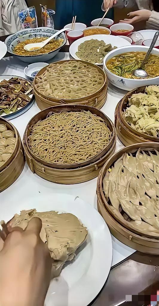 楚云飞：云龙兄，山西菜上不了台面，将就着吃点！
   老李：山西菜，菜呢？