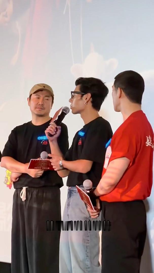 蒋奇明戏里戏外都在带娃蒋奇明和外国小孩处挺好戏里马俊生温柔照料餐馆里的外国小朋友