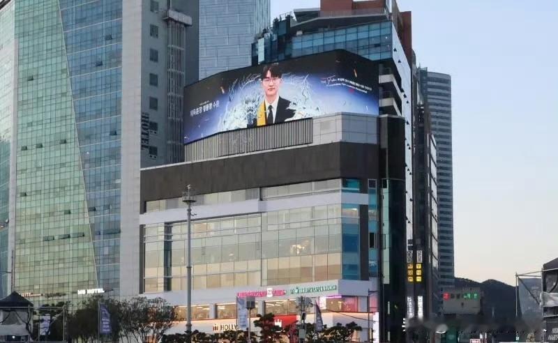 首尔各地大屏播放Faker获奖
T1s14夺冠 faker Faker 
202