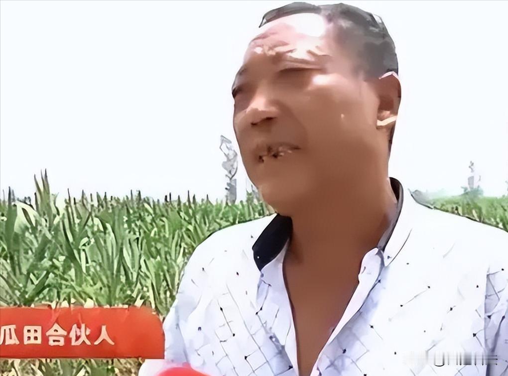 河南，鹤壁。三个大妈开着车去偷瓜，被发现后，大妈慌乱逃跑过程中，摔伤了膝盖。谁知