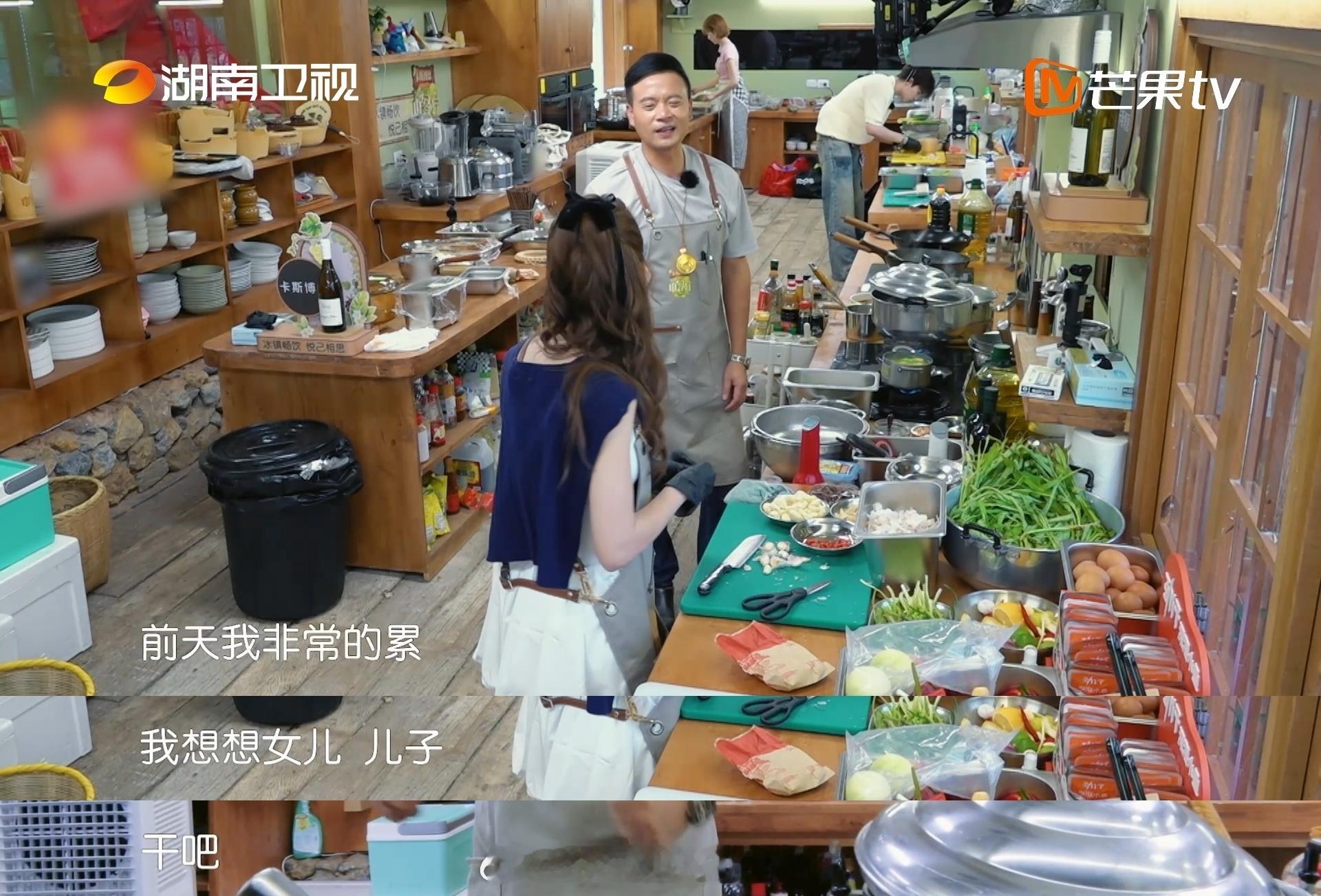 昆凌给林大厨听小女儿语音昆凌林大厨说孩子是工作动力中餐厅昆凌给林大厨分享小女儿的