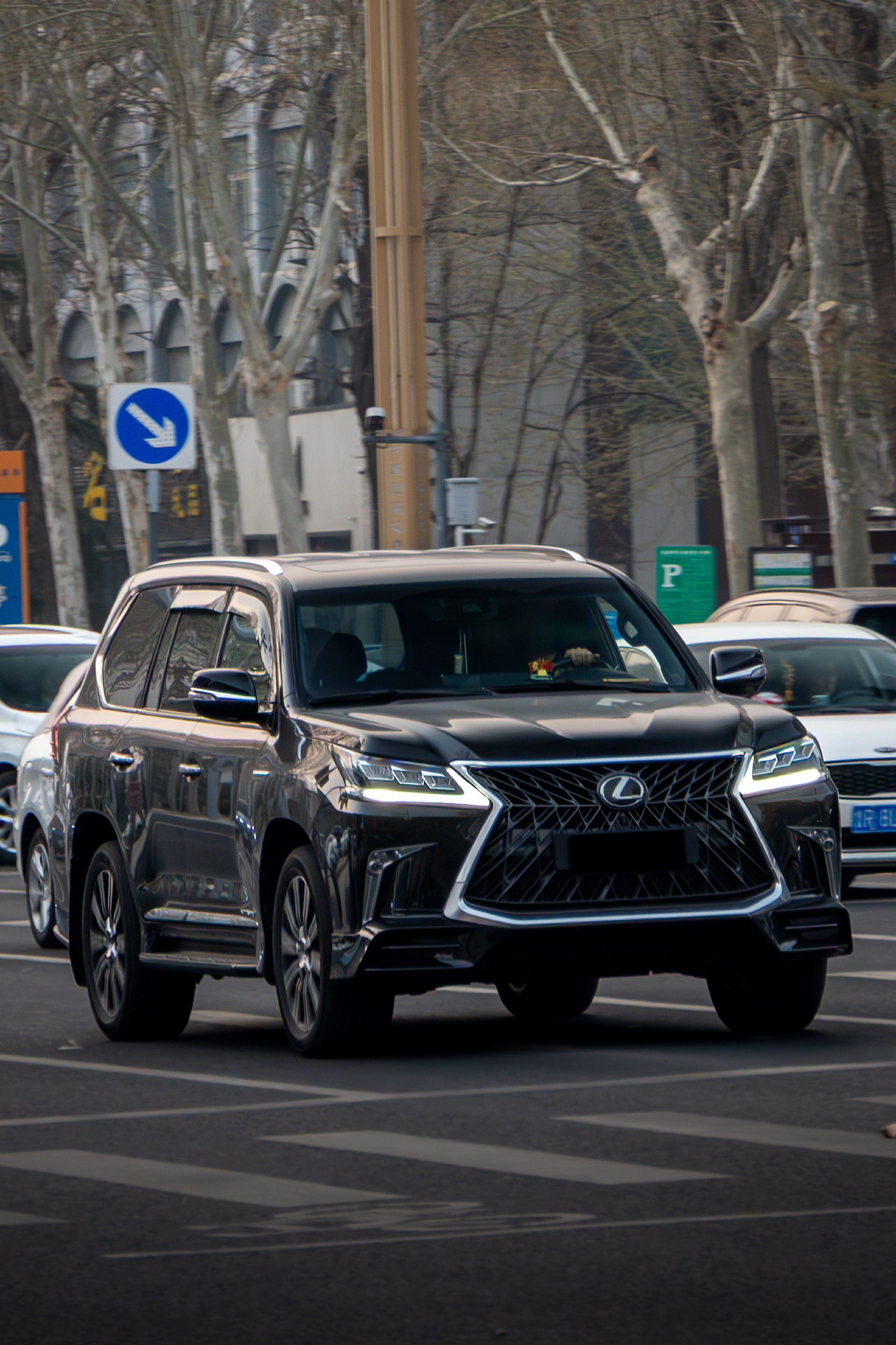 寿光东城汽车街拍，众多车型出没，性能车与大型suv的视觉盛宴