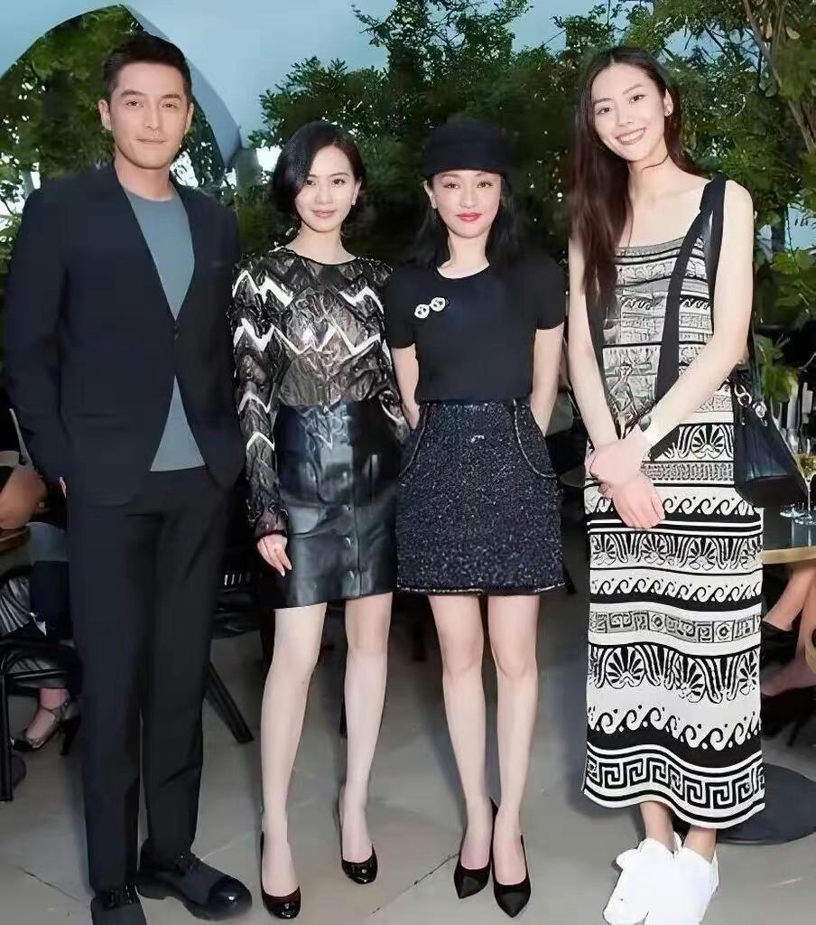 看到刘诗诗和周迅的这个同框照片，怎么感觉周迅反而显得更年轻？ ​​​