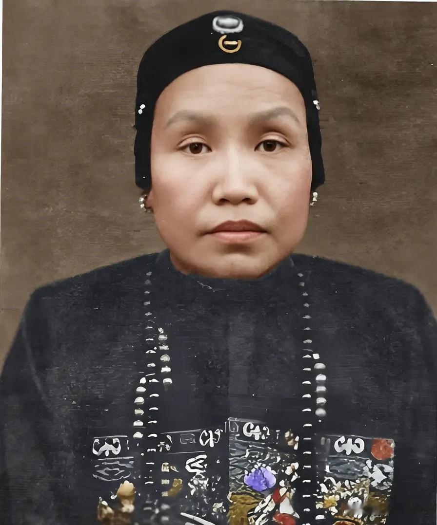 曾国藩大婚之夜，红烛高照的洞房里，他伸手掀开新娘的红盖头，却愣住了——眼前的女子