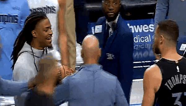 球场上这火药味，真是隔着屏幕都能闻到！
 

比赛都结束了，灰熊的莫兰特还追着克