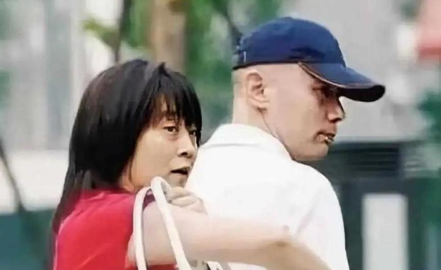 1995年，葛优拍戏赚了350万，把钱全部交给了妻子贺聪。谁知贺聪转身就在北京买