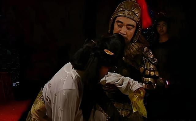 野史：189年秋，曹操带兵冲入皇宫，见宦官就砍，在乱军之中，迎面撞上了衣衫不整的