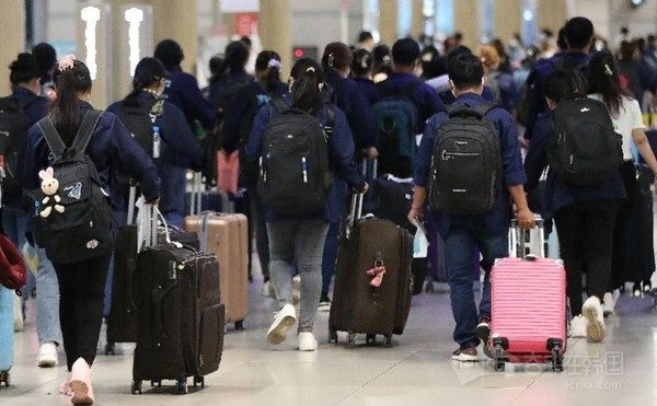 【韩政府放开持E-9签证外国人从事餐厅服务员、快递分拣】海外新鲜事热点现场 持有
