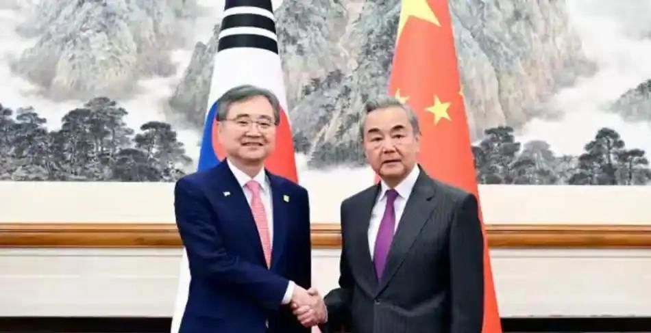 8月19日中韩外长4小时会谈的两份官方通稿，暗藏东北亚外交格局的关键转向。

本