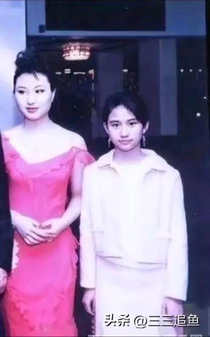 何超莲一路都是按照美丽的模子生长的，这样的美女怎不叫多人追求呢[偷笑]