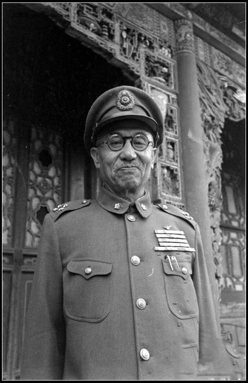 1914年，31岁的阎锡山迎娶了14岁的小妾李桂贞，洞房花烛夜，他走进房间，不说