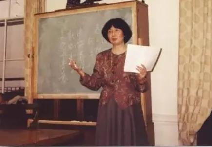 “又到长空过雁时，
云天字字写相思，
荷花凋尽我来迟。
莲实有心应不死，
人生易