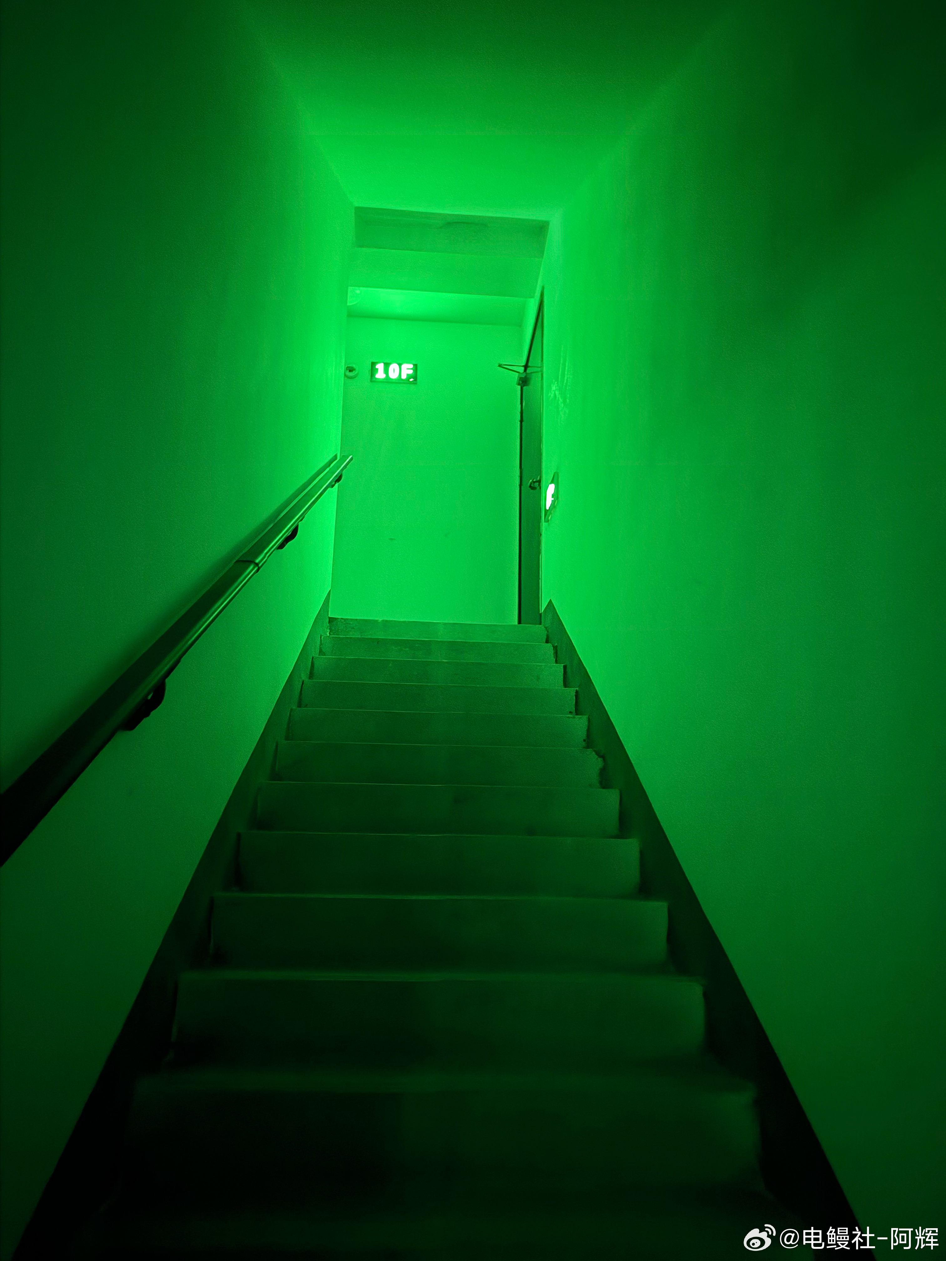 这灯光挺吓人的，来爬楼梯刷脂肪  目前161斤，目标4月25号到150斤，有没有