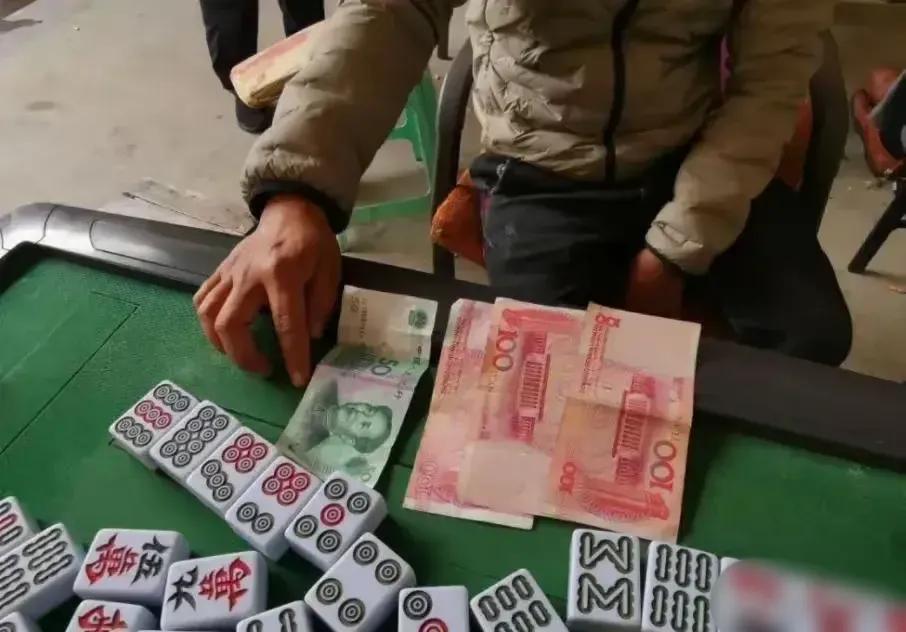 冤不冤？广东东莞，男子赌博时为逃避公安从3楼坠下身亡，男子家人认为责任在赌场，遂