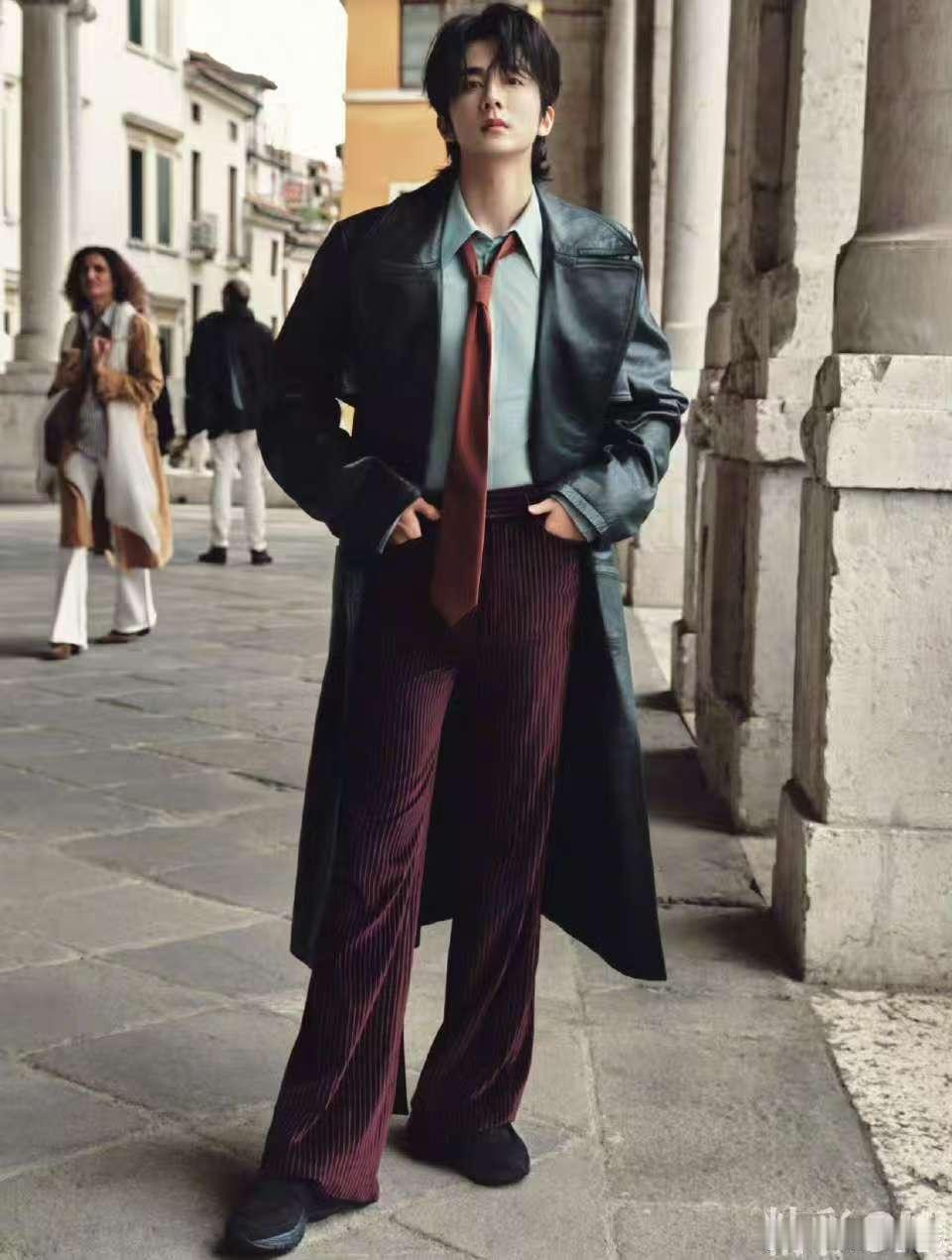 看着剧中人面对加班通知时的纠结，仿佛看到了镜子里的自己。那张电影票不仅是娱乐的凭