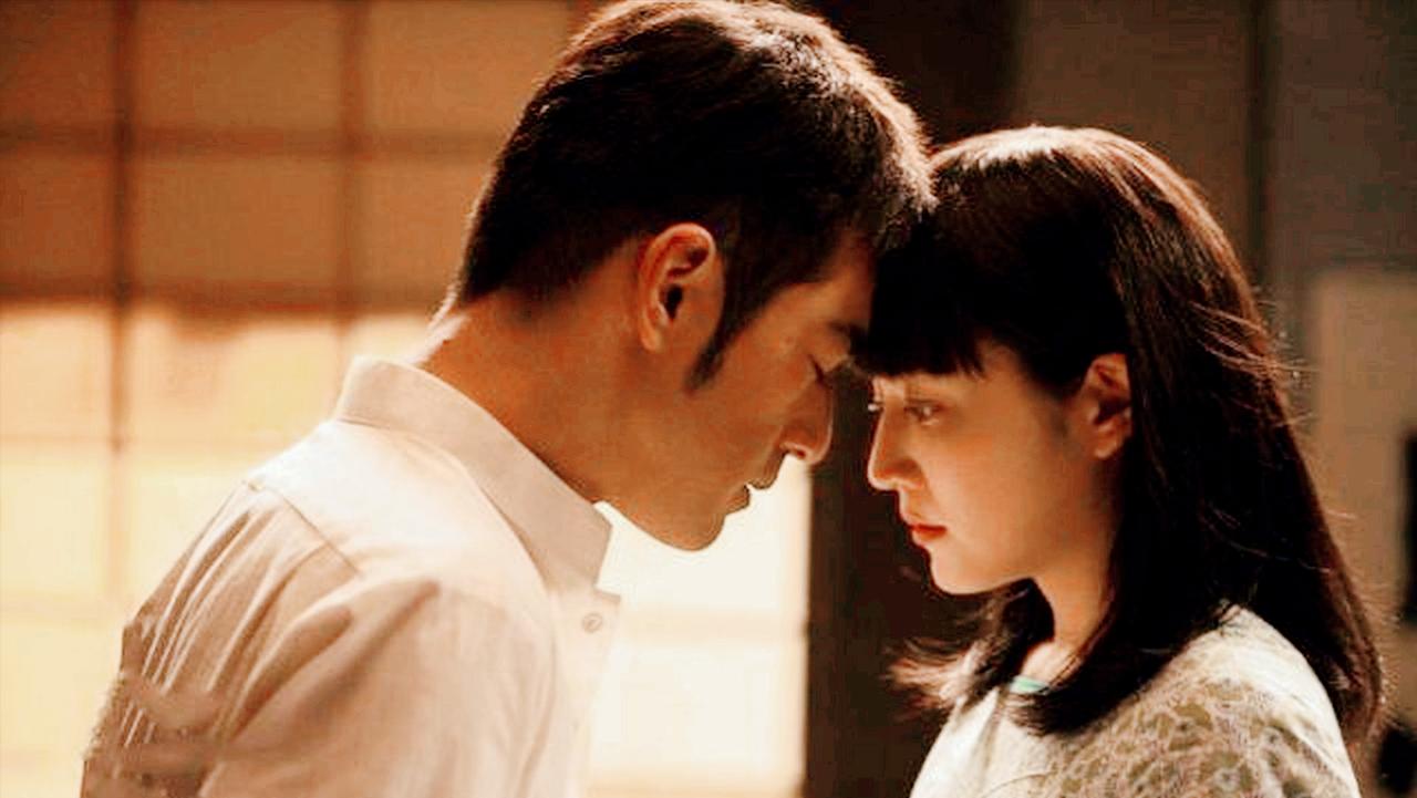 1997年的秋夜，重庆老巷的小屋里，82岁的邱大明对着新婚妻子红了眼。

“你再