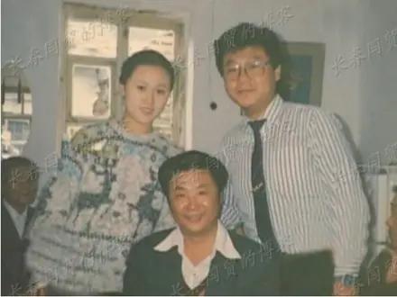 1988年，范伟和一个小护士去相亲，女方一言不发，筷子一下也没动，范伟一看又黄了