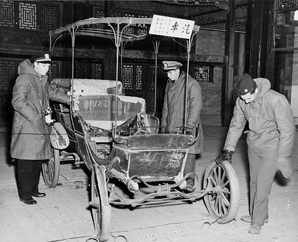 1945年，颐和园里，慈禧太后的汽车静静陈列。车身残破不堪，右前轮轮胎几乎被割尽